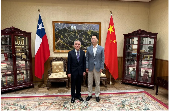 寶通科技董事長(zhǎng)包志方一行正在南美進(jìn)行考察訪問(wèn)。4月26日，他們?cè)谥抢袊?guó)大使館受到了牛清報(bào)大使的接見(jiàn)，并就一系列共同關(guān)心的問(wèn)題交換了意見(jiàn)。