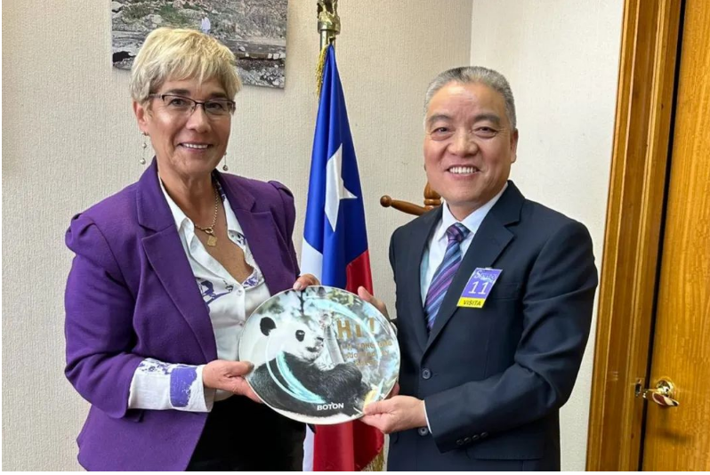 4月24日，包總一行還前往智利國(guó)會(huì)大廈所在地Valparaiso，拜會(huì)智利參議院副主席露斯·斯彭博格女士。包董事長(zhǎng)向斯彭博格議長(zhǎng)介紹了寶通計(jì)劃在智利圍繞智能化技術(shù)與產(chǎn)品，以及資源循環(huán)與環(huán)境保護(hù)等重點(diǎn)項(xiàng)目進(jìn)行投資布局。議長(zhǎng)對(duì)此計(jì)劃表示大力贊賞，并承諾將全面支持和協(xié)助。