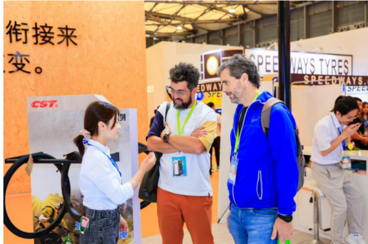 作為展會上備受關(guān)注的企業(yè)之一，正新輪胎吸引了眾多采購商的關(guān)注。據(jù)炭黑產(chǎn)業(yè)網(wǎng)了解，各國核心客戶對正新輪胎的新產(chǎn)品表示了極大的興趣，紛紛駐足觀看，洽談合作。此外，正新輪胎還展出了行銷全世界100多個國家的自行車輪胎主力產(chǎn)品，包括E-BIKE、SMALL WHEEL、ROAD/GRAVEL、MTB、CITY、SAKURA、TUBES、BROWNS FAMILY、DK40等多樣化系列產(chǎn)品。
