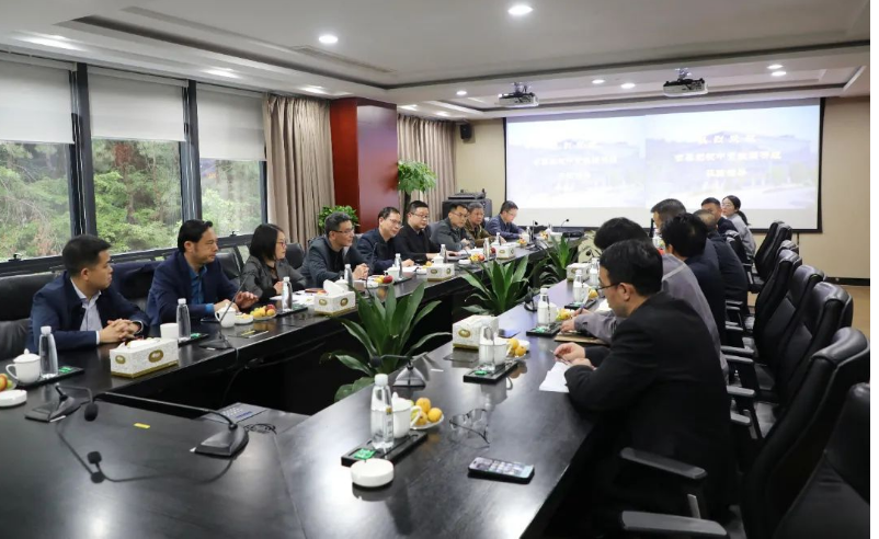 中青班調(diào)研組領導一行特別關注了建新的海外布局及未來規(guī)劃，并對企業(yè)自主技術(shù)研發(fā)，不斷提升科技創(chuàng)新水平的特色做法表示充分肯定。同時，中青班調(diào)研組也對企業(yè)目前在國際化發(fā)展方面遇到的困難表示關切，并希望能與企業(yè)進一步深入交流探討，共同搶抓發(fā)展機遇，實現(xiàn)高質(zhì)量“走出去”。