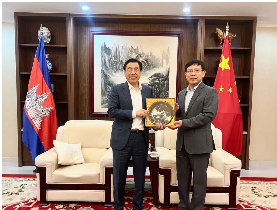 據(jù)了解，這次訪問(wèn)也為國(guó)橡中心的國(guó)際化進(jìn)程注入了新的動(dòng)力。國(guó)橡中心將在柬埔寨打造天然膠生產(chǎn)基地，利用先進(jìn)技術(shù)和產(chǎn)業(yè)鏈協(xié)同優(yōu)勢(shì)，提高橡膠生產(chǎn)效率和質(zhì)量，為全球客戶提供更加優(yōu)質(zhì)的橡膠產(chǎn)品。同時(shí)，國(guó)橡中心的投資也將促進(jìn)柬埔寨本土橡膠企業(yè)的發(fā)展，提高當(dāng)?shù)氐漠a(chǎn)業(yè)水平和競(jìng)爭(zhēng)力。