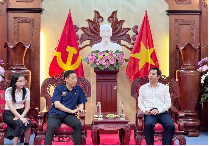 賽輪集團(tuán)名譽(yù)董事長袁仲雪一行拜訪越南西寧省政府