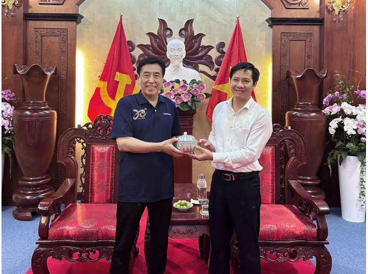 越南生產(chǎn)基地作為世界最大的單體橡膠輪胎工廠之一，生產(chǎn)的輪胎種類多樣，產(chǎn)品質(zhì)量備受好評(píng)。數(shù)千越南員工在生產(chǎn)基地成長為優(yōu)秀人才，在崗位上肩負(fù)起重要責(zé)任。據(jù)了解，未來，賽輪集團(tuán)將依托國橡中心產(chǎn)業(yè)鏈優(yōu)勢(shì)，加速新設(shè)備、新工藝等在越南生產(chǎn)基地的應(yīng)用，打造全球先進(jìn)輪胎生產(chǎn)基地新樣板。