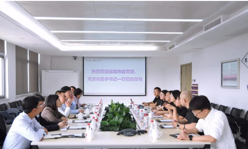 據(jù)了解，李曉武一行在現(xiàn)場(chǎng)聽取了黑貓股份特種炭黑事業(yè)部關(guān)于經(jīng)營(yíng)發(fā)展、戰(zhàn)略布局、市場(chǎng)開拓以及技術(shù)研發(fā)等方面的情況介紹。在聽取過程中，他們對(duì)企業(yè)的經(jīng)營(yíng)戰(zhàn)略、團(tuán)隊(duì)素質(zhì)以及行業(yè)影響力等方面給予了充分肯定。與此同時(shí)，李曉武還向企業(yè)介紹了河津市良好的政商環(huán)境，并表達(dá)了對(duì)企業(yè)良好發(fā)展的期望和支持。