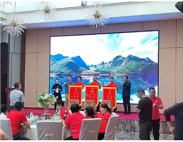 中策橡膠乘用車胎銷售部吉林區(qū)域經(jīng)理肖強強介紹了渠道政策，并強調(diào)中策將提供各項保障。1號產(chǎn)品在各個方面的突破為全面的發(fā)展帶來了巨大的飛躍。除了產(chǎn)品方面的支持外，中策還將從多個維度幫助零售商提升競爭力，賦能萬千輪胎人。中策承諾通過渠道的全面支持，幫助門店實現(xiàn)快速進步與成長，使更多同行者能夠在頂峰相遇。