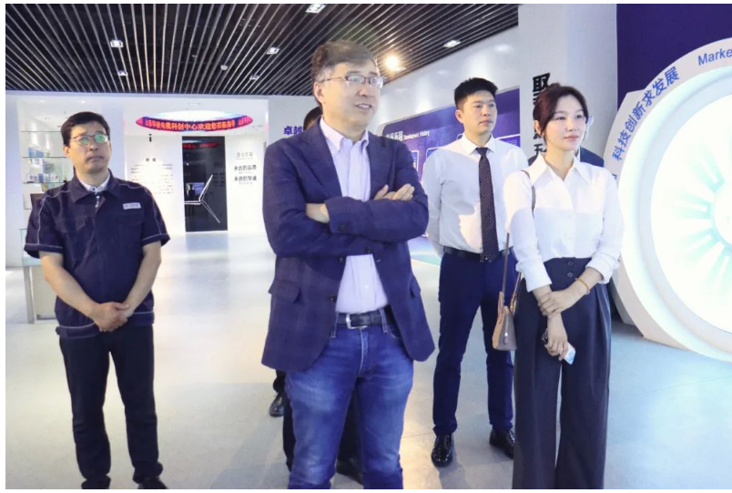 華凌電纜引進了白俄羅斯國家科學(xué)院高分子材料技術(shù)，進行成果轉(zhuǎn)化和市場化應(yīng)用，填補了國內(nèi)高端技術(shù)和新材料領(lǐng)域的空白，這一舉措得到了考察團的一致贊賞。