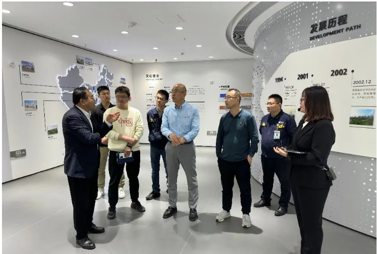 簽約儀式前，專家組先后參觀了青島黑貓研發(fā)中心、檢測(cè)中心和中試車間。青島黑貓公司黨支部書(shū)記、總經(jīng)理王宏以及相關(guān)研發(fā)團(tuán)隊(duì)向?qū)＜医M介紹了公司的自主研發(fā)項(xiàng)目、與相關(guān)大學(xué)合作項(xiàng)目的進(jìn)展情況，以及產(chǎn)品在輪胎中的應(yīng)用特性。