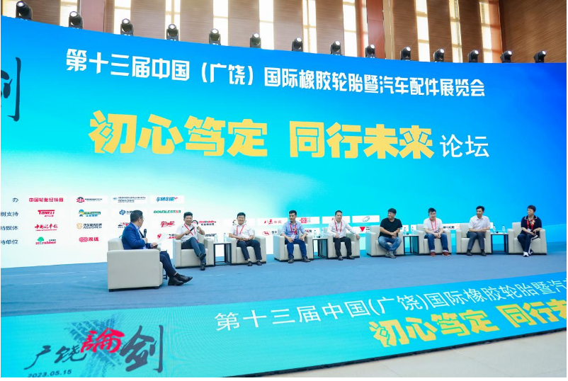 此外，論壇還邀請到了各行業(yè)專家和企業(yè)代表進行主題演講和圓桌論壇討論，分享經(jīng)驗和探討行業(yè)發(fā)展的機遇和挑戰(zhàn)。演講嘉賓們就如何建立智慧供應(yīng)鏈、借鑒國外經(jīng)驗、進行數(shù)字化升級以及轉(zhuǎn)型發(fā)展等方面提出了寶貴的建議和見解。