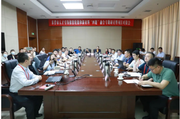 值得一提的是，俄羅斯自然科學(xué)院外籍院士、青島市政協(xié)副主席、青島科技大學(xué)教授、原副校長(zhǎng)劉光燁，華南理工大學(xué)教授、聚合物新型成型裝備國(guó)家工程研究中心常務(wù)副主任何和智(中國(guó)工程院院士瞿金平代表)，青島科技大學(xué)廣饒橡膠工業(yè)研究院院長(zhǎng)林廣義以及山東華盛橡膠有限公司總經(jīng)理趙瑞青共同為國(guó)家級(jí)先進(jìn)橡膠材料與高端綠色輪胎研究院(籌)揭牌。與會(huì)專家還作了專題報(bào)告。