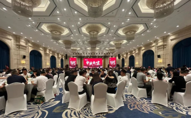 據(jù)了解，為了感謝代理商長期以來對公司的支持，展會期間華盛橡膠集團(tuán)邀請各地代理商前來參觀，并組織了經(jīng)銷商研討會和晚宴招待，以加強(qiáng)合作關(guān)系。