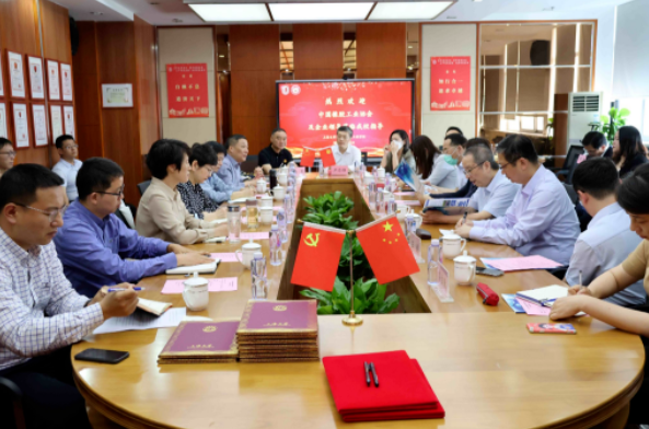 上海大學(xué)與中國(guó)橡膠工業(yè)協(xié)會(huì)輪胎分會(huì)戰(zhàn)略合作簽約儀式在上海大學(xué)環(huán)境與化學(xué)工程學(xué)院成功舉行。這次校地企強(qiáng)強(qiáng)聯(lián)合的合作將推動(dòng)產(chǎn)業(yè)鏈和創(chuàng)新鏈的深度融合。