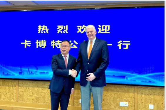 近日卡博特公司執(zhí)行副總裁、功能性補(bǔ)強(qiáng)材料業(yè)務(wù)總裁、數(shù)字化運(yùn)營(yíng)總裁兼美洲地區(qū)總裁霍博特先生(Bart Kalkstein)一行訪問(wèn)了閔行區(qū)委陳宇劍書記等有關(guān)領(lǐng)導(dǎo)。在會(huì)晤中，雙方領(lǐng)導(dǎo)互相表示了合作和支持的意愿。