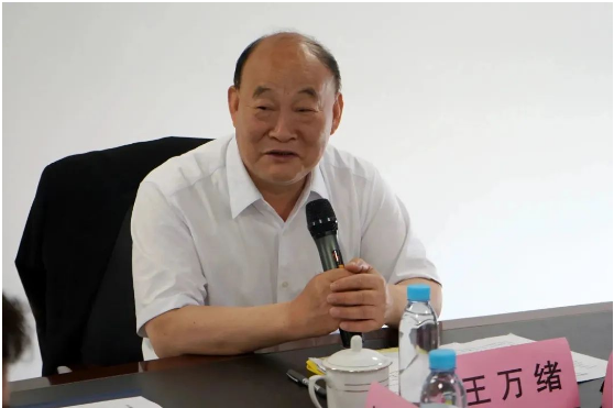 會(huì)議上，王萬(wàn)緒理事長(zhǎng)在講話中強(qiáng)調(diào)了統(tǒng)計(jì)在油墨行業(yè)發(fā)展中的重要性和意義。他指出，統(tǒng)計(jì)工作已經(jīng)連續(xù)開(kāi)展了30多年，詳細(xì)記錄了我國(guó)油墨工業(yè)的發(fā)展歷程，見(jiàn)證了我國(guó)油墨工業(yè)的轉(zhuǎn)型和快速發(fā)展。他對(duì)行業(yè)統(tǒng)計(jì)分析中心的工作提出了期望，希望逐步提高統(tǒng)計(jì)工作的時(shí)效性、準(zhǔn)確性、覆蓋面和數(shù)據(jù)分析深度，為行業(yè)發(fā)展提供有效的數(shù)據(jù)支撐。