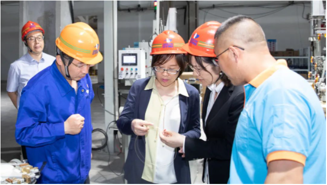 刁青麗在座談會上介紹了中天淮安公司鎮(zhèn)江工廠的生產(chǎn)經(jīng)營情況，并詳細(xì)匯報(bào)了中天淮安項(xiàng)目未來的銷售布局和人才戰(zhàn)略規(guī)劃。她表示，中天淮安項(xiàng)目將繼續(xù)堅(jiān)持"人才強(qiáng)基，科技強(qiáng)企"的發(fā)展戰(zhàn)略，積極與各大產(chǎn)學(xué)研平臺對接，為項(xiàng)目的后續(xù)發(fā)展提供動力。