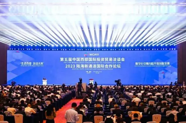 第五屆中國西部國際投資貿(mào)易洽談會(huì)(西洽會(huì))于5月18日至21日在重慶舉辦。這次盛會(huì)以開放為核心，旨在推動(dòng)內(nèi)陸地區(qū)的創(chuàng)新發(fā)展與國際合作。作為西部地區(qū)建設(shè)的重要參與者和推動(dòng)者，三峽電纜應(yīng)邀參加了本次國家級展會(huì)，并集中展示了公司在技術(shù)創(chuàng)新和智能制造領(lǐng)域的實(shí)力。