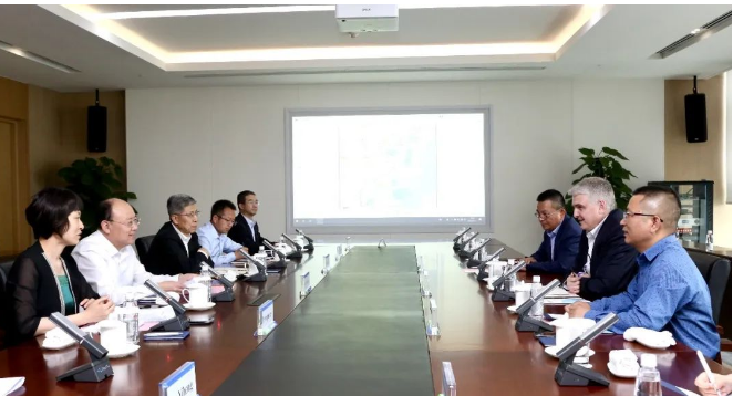 卡博特公司執(zhí)行副總裁、功能性補強材料業(yè)務總裁、數(shù)字化運營總裁兼美洲地區(qū)總裁霍博特先生(Bart Kalkstein)一行拜訪了天津經(jīng)濟技術(shù)開發(fā)區(qū)管委會(TEDA)尤天成書記等有關(guān)領(lǐng)導，雙方就卡博特在天津經(jīng)開區(qū)的可持續(xù)發(fā)展等議題進行了友好交流。