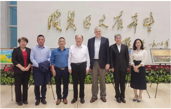 會議中還出席了經(jīng)開區(qū)馬建軍副主任、經(jīng)開區(qū)南港投促辦、北部片區(qū)管理局、泰達產(chǎn)發(fā)集團等相關(guān)領(lǐng)導?？ú┨刂袊澳蟻喌貐^(qū)制造總監(jiān)畢德清先生、天津工廠及天津高性能電池材料工廠總經(jīng)理喻照華先生等卡博特相關(guān)負責人也參加了會議。