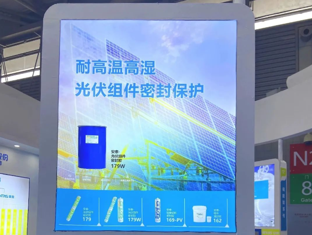 集泰股份近期在光伏膠市場取得了顯著的成績。僅在2022年，該公司兩條新的光伏膠產(chǎn)線正式投產(chǎn)，年產(chǎn)能達到2.88萬噸，能夠滿足光伏新能源下游客戶未來的供貨需求，鞏固了其在行業(yè)中的優(yōu)勢地位。隨著新產(chǎn)線產(chǎn)能的逐步釋放，集泰股份在光伏領(lǐng)域的業(yè)績顯著提升，并與晶科能源、正信光電、天合光能等行業(yè)龍頭企業(yè)達成合作，其在行業(yè)中的認可度迅速提高。