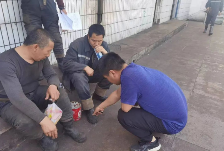 此外，鶴壁飛鶴銷售服務(wù)團(tuán)隊(duì)還走訪了礦產(chǎn)能源行業(yè)，了解了這個(gè)行業(yè)對(duì)橡膠制品的需求。作為橡膠制品的專業(yè)制造商，飛鶴公司的膠靴產(chǎn)品自1961年開始生產(chǎn)，致力于為勞動(dòng)者提供耐用性和防護(hù)性能。走訪中，銷售團(tuán)隊(duì)詳細(xì)調(diào)研了工友們的穿用情況和對(duì)產(chǎn)品的反饋，收集了寶貴的意見和建議。