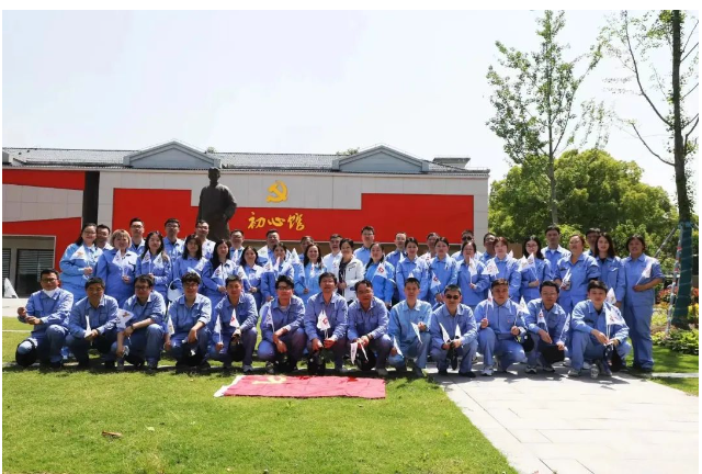 活動還組織了參觀紅色遺跡的環(huán)節(jié)。全體職工徒步前往金山區(qū)紅色教育基地的“初心館”，并聆聽了志愿者對金山區(qū)紅色歷史和革命烈士李一諤的講解。通過學(xué)習(xí)先烈們堅貞不屈、英勇無畏的品質(zhì)和革命精神，華涂人紛紛表示要將主題教育的成果轉(zhuǎn)化為實際行動，不忘初心、牢記使命，在工作中融入革命精神，進(jìn)一步提升老字號品牌的影響力。