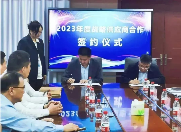 中國平煤神馬能源與青島橡六輸送帶有限公司日前在簽約儀式上正式達成2023年戰(zhàn)略合作協(xié)議。這一合作使得青島橡六成為中國平煤神馬能源在輸送帶產(chǎn)品領域的獨家戰(zhàn)略合作供應商。