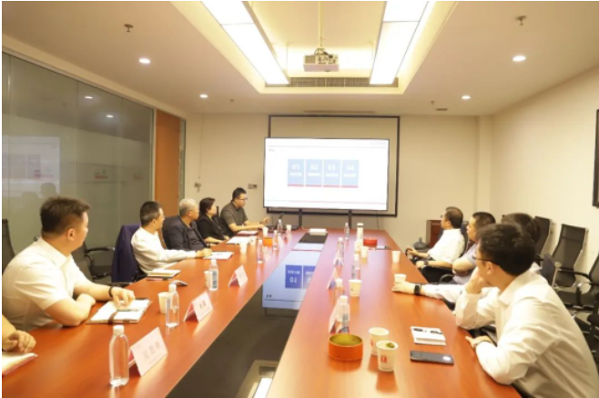 隨后，中策知輪公司智慧事業(yè)部總監(jiān)葛漢向與會(huì)領(lǐng)導(dǎo)全面介紹了知輪智慧系統(tǒng)的開發(fā)和應(yīng)用情況。雙方就智慧系統(tǒng)在一汽解放車型上的應(yīng)用以及自研系統(tǒng)的模塊對(duì)接展開了深入探討和交流。這為下一步的合作開發(fā)奠定了堅(jiān)實(shí)的基礎(chǔ)，同時(shí)也為智慧系統(tǒng)在前裝市場的應(yīng)用打開了新的想象空間。