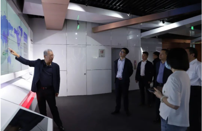 最后，一汽解放的代表一行在中策橡膠銷售公司總經(jīng)理陳實(shí)先生和總經(jīng)理助理王群女士的陪同下參觀了中策橡膠展廳和未來工廠，以了解中策橡膠輪胎產(chǎn)品的技術(shù)實(shí)力和制造實(shí)力。