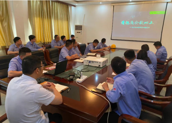 寶勝(山東)電纜有限公司日前召開(kāi)了一場(chǎng)以“人人講安全 個(gè)個(gè)會(huì)應(yīng)急”為主題的安全生產(chǎn)月啟動(dòng)會(huì)議。該公司各部門(mén)的責(zé)任人和安全員參加了此次會(huì)議。