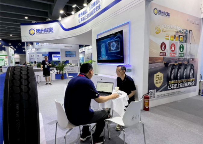 通過參加“2023工業(yè)綠色發(fā)展大會”和展示其綠色低碳產(chǎn)品，貴州輪胎再次展示了其在環(huán)境保護和可持續(xù)發(fā)展方面的領(lǐng)導(dǎo)地位。