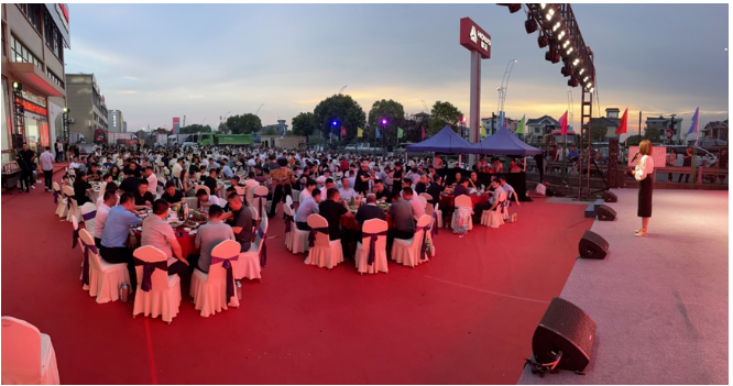 通過這次啤酒狂歡節(jié)，中國重汽和中策橡膠展示了他們在重卡市場上的合作實(shí)力和創(chuàng)新能力。他們的新產(chǎn)品將為綠色、智能和節(jié)能城建提供可靠的解決方案，助力中國重卡市場迎接新的規(guī)劃和要求。