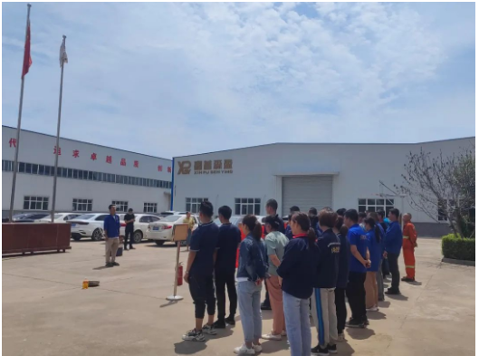 活動中，安全負責(zé)人秦方亮傳達了高新區(qū)有關(guān)安全生產(chǎn)的文件精神，并提出了具體要求。首先，他強調(diào)了深入宣傳專項排查整治行動的重要性，推動各租賃戶落實安全責(zé)任，要求企業(yè)負責(zé)人帶頭組織重大事故隱患排查整治、全員履行安全生產(chǎn)崗位責(zé)任、對水、電、器等進行排查整治、進行事故應(yīng)急救援演練以及對企業(yè)生產(chǎn)經(jīng)營活動進行排查整治。