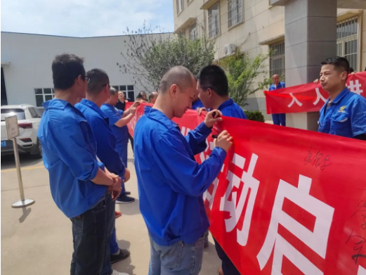 其次，他強調(diào)要進一步抓實落實，貫徹安全生產(chǎn)的理念、法規(guī)和手段，確保責(zé)任層層落實，每個人、每個環(huán)節(jié)、每個細節(jié)都要承擔(dān)起安全生產(chǎn)的責(zé)任。此外，隨著氣溫的上升，他提醒大家要特別注意安全用電、防火防爆以及防暑防疲勞等方面的工作。