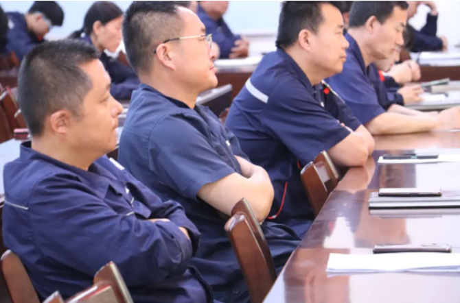 據(jù)了解，張建民通過解讀近年來發(fā)生的多起生產(chǎn)事故案例，深入分析了事故發(fā)生的原因和暴露出的問題。他告誡學員們將這些過去的事故當作今天的警示，將別人的事故當作自己的寶貴經(jīng)驗，不斷提高事故防范能力。他強調，通過每個人的教育和從事故中吸取的教訓，可以不斷提升公司的安全意識和預防事故的能力。
