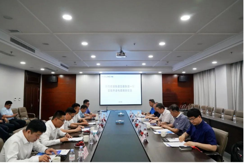 在座談會(huì)上，華凌電纜的副總裁兼董事會(huì)秘書(shū)王飛對(duì)外部董事的到來(lái)表示熱烈歡迎，并向他們介紹了華凌電纜的發(fā)展歷程、公司框架和經(jīng)營(yíng)狀況等方面的情況。接著，華凌電纜的副總裁兼銷(xiāo)售總經(jīng)理董效柱向外部董事匯報(bào)了企業(yè)的經(jīng)營(yíng)發(fā)展情況、銷(xiāo)售業(yè)績(jī)以及未來(lái)的工作思路。