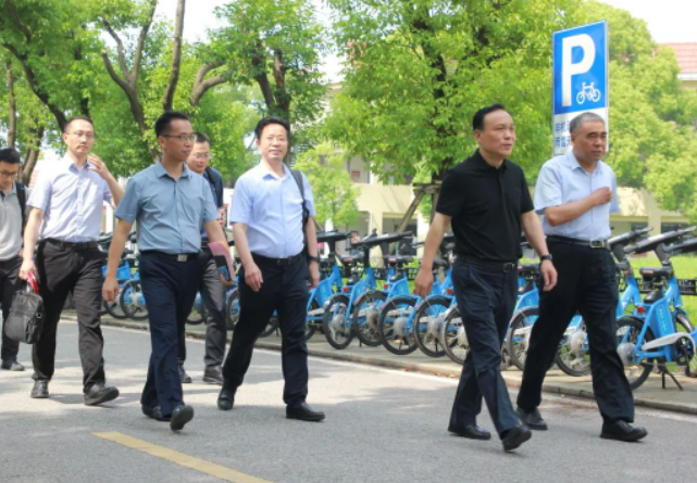 隨后，錢振宇董事長一行在張慶堂院長等人的陪同下參觀了江陰職業(yè)技術(shù)學(xué)院校園，深入了解了學(xué)院的辦學(xué)理念和辦學(xué)特色。雙方就進(jìn)一步加強(qiáng)合作進(jìn)行了深入的洽談。