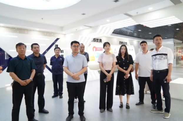 隨后，調(diào)研團一行來到華凌電纜的展廳，工作人員向他們介紹了華凌電纜的發(fā)展歷程、人才培育、產(chǎn)品研發(fā)和企業(yè)榮譽等情況。重點介紹了華凌電纜在核電、軌道交通、艦船、特種裝備和新材料等五大領(lǐng)域所取得的成績和貢獻。據(jù)工作人員介紹，華凌電纜為了解決行業(yè)難點和痛點，引進了白俄羅斯國家科學(xué)院的高分子材料技術(shù)，并將其進行成果轉(zhuǎn)化和市場化應(yīng)用，從而填補了國產(chǎn)電纜材料在高端技術(shù)和新材料領(lǐng)域的空白。