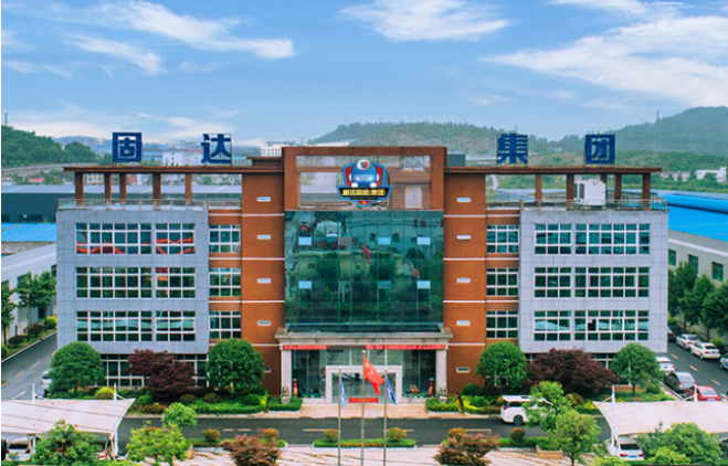 此外，在防火技術方面，固達電纜集團也進行了創(chuàng)新。他們與貴州大學合作，研發(fā)出了一種名為“礦物質柔性防火電纜”的產品，填補了國內防火電纜市場的空白。這種電纜采用了無機礦物材料，即使在高溫燃燒條件下，仍能保持線路的通暢，耐火等級符合國家標準和英國耐火標準。