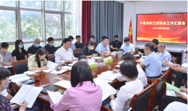 劉普軍會長要求下一步工作要有緊迫感，突出重點，做好統(tǒng)籌規(guī)劃，充分履行職責。他強調(diào)全體協(xié)會人員應(yīng)團結(jié)合作，以高標準、高質(zhì)量完成各項工作任務(wù)，為協(xié)會工作開創(chuàng)新局面貢獻力量。劉普軍會長還對未來的發(fā)展充滿信心，并呼吁大家共同努力，推動中國涂料行業(yè)實現(xiàn)更加輝煌的發(fā)展。