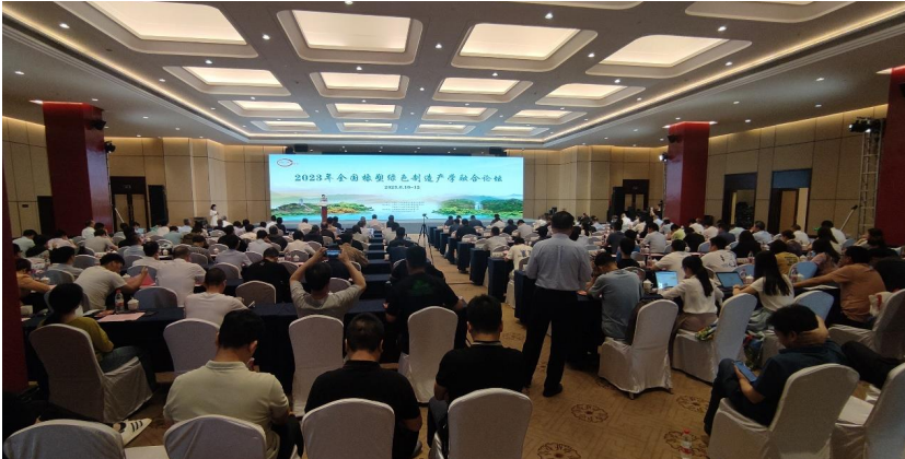 由中國(guó)化工學(xué)會(huì)橡塑綠色制造專業(yè)委員會(huì)主辦的2023年橡塑綠色制造產(chǎn)學(xué)融合論壇于近日在浙江天臺(tái)縣成功召開(kāi)。本次論壇旨在探討如何在雙碳戰(zhàn)略和雙循環(huán)戰(zhàn)略的背景下推進(jìn)橡塑制造行業(yè)向綠色低碳、高質(zhì)量和可持續(xù)發(fā)展的方向邁進(jìn)。來(lái)自學(xué)術(shù)界、產(chǎn)業(yè)界和政府機(jī)構(gòu)的專家學(xué)者齊聚一堂，共同探討橡塑制造技術(shù)創(chuàng)新和產(chǎn)業(yè)發(fā)展的重要議題。