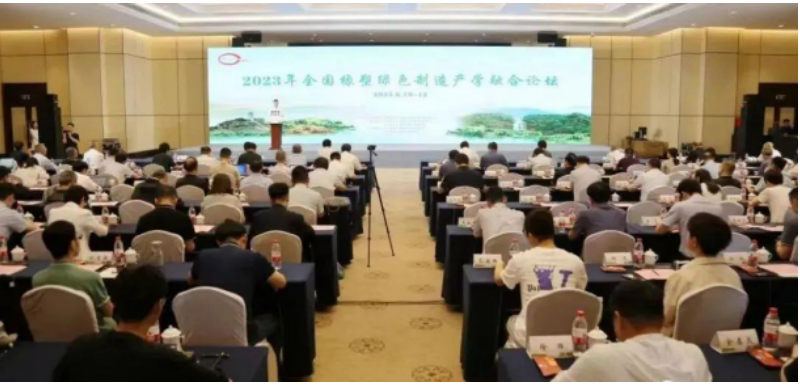 據(jù)了解，本次論壇邀請(qǐng)了來(lái)自汽車、輪胎、橡膠制品及橡膠原材料企業(yè)的代表參會(huì)。與會(huì)專家圍繞可持續(xù)材料在輪胎及橡膠制品中的應(yīng)用，橡塑綠色制造的理念、標(biāo)準(zhǔn)、技術(shù)以及產(chǎn)學(xué)研融合發(fā)展等議題進(jìn)行了深入探討和交流。