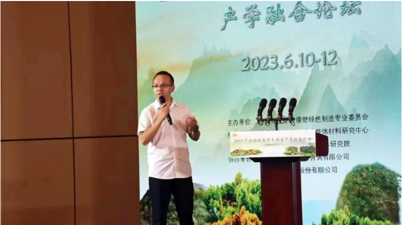 另外，公司企業(yè)研究院副院長劉超奇以《工程橡膠制品全生命周期設(shè)計制造與應用》為主題，介紹了天鐵股份橡膠制品在軌交系統(tǒng)中的設(shè)計與應用，并詳細闡述了公司廢舊橡膠制品的綠色環(huán)?；幚砬闆r以及橡膠顆粒的工業(yè)化應用。