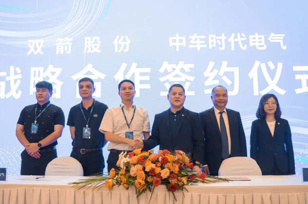 發(fā)布會上，雙箭股份與中車時代電氣簽署了戰(zhàn)略合作協(xié)議。作為輸送帶行業(yè)的領頭企業(yè)，雙箭股份專注于輸送技術的研發(fā)與應用，而中車時代電氣是中國電氣化鐵路裝備事業(yè)的先行者，致力于推動高端裝備產品的智能化發(fā)展。這次戰(zhàn)略合作將為綠色智能運輸領域帶來更多機遇與創(chuàng)新，推動行業(yè)向可持續(xù)發(fā)展方向邁進。