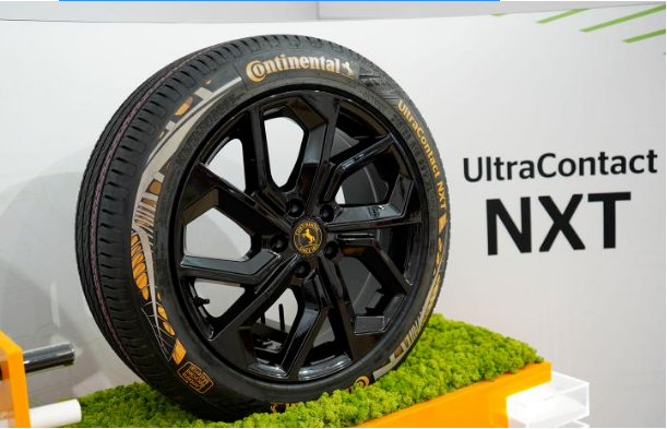 馬牌UltraCo<i></i>ntact NXT輪胎上的特殊標志表示其包含可回收材料，其中包括來自廢棄輪胎的再生橡膠、廢鋼中回收的再利用鋼材，以及從PET塑料瓶中回收的高性能聚酯纖維。而ISCC PLUS質量平衡認證材料則由生物循環(huán)原料制成的可持續(xù)合成橡膠和炭黑構成。