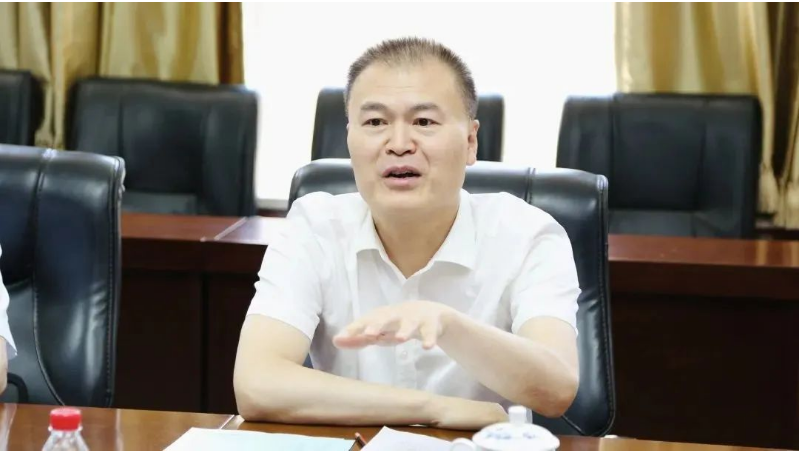 張占成表示，近年來(lái)，中鐵裝備與北橡院合作密切，共同推動(dòng)了超大型隧道工程機(jī)械主驅(qū)動(dòng)密封產(chǎn)品的研發(fā)，并取得了豐碩成果?？紤]到北橡院團(tuán)隊(duì)出色的政治素質(zhì)和強(qiáng)大的創(chuàng)新能力，中鐵裝備將北橡院選為“廉能合作單位”。今天的簽約儀式標(biāo)志著雙方的合作進(jìn)入新階段，開(kāi)啟了合作發(fā)展的新篇章。張占成希望通過(guò)戰(zhàn)略合作，共同打造雙方合作的新格局。