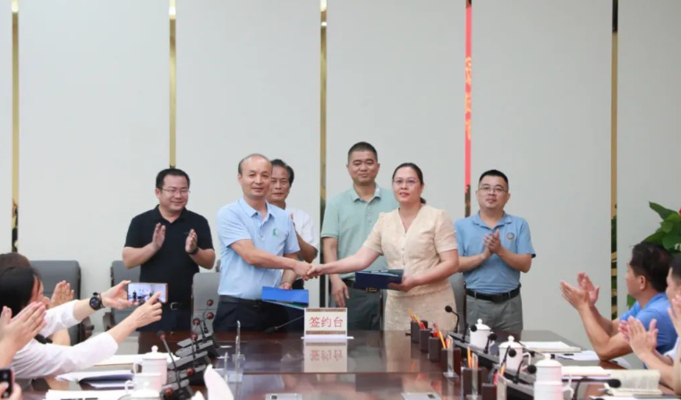 根據(jù)合作協(xié)議，雙方將集中精力研究天然橡膠全產(chǎn)業(yè)鏈的發(fā)展方向、布局和定位，重點(diǎn)關(guān)注生產(chǎn)、加工、保鮮、儲(chǔ)運(yùn)和品牌等環(huán)節(jié)的關(guān)鍵技術(shù)。此外，他們還將提升一二三產(chǎn)業(yè)的融合發(fā)展水平，為實(shí)現(xiàn)可持續(xù)發(fā)展和提高農(nóng)村經(jīng)濟(jì)水平提供支持。