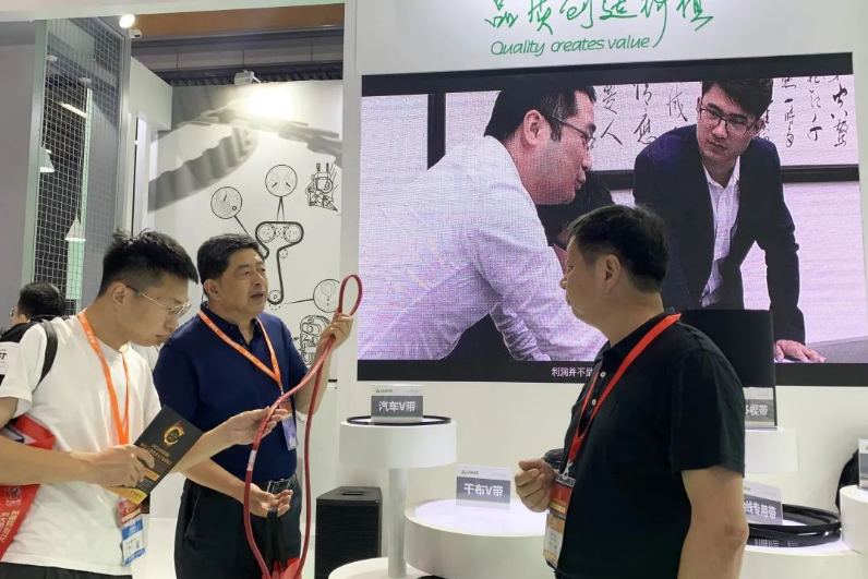 在未來的發(fā)展中，三力士表示將繼續(xù)秉持"用品質(zhì)創(chuàng)造價值"的企業(yè)價值觀，不斷推進新產(chǎn)品的研發(fā)。同時，公司將借此機會與同行共同探討行業(yè)轉(zhuǎn)型升級、企業(yè)發(fā)展以及環(huán)境保護等議題，為市場提供更卓越的服務。