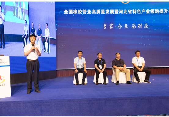 本次論壇還安排了“專家-企業(yè) 面對面”互動環(huán)節(jié)，由青島科技大學(xué)高分子科學(xué)與工程學(xué)院院長、橡塑材料與工程教育部重點(diǎn)實(shí)驗(yàn)室主任閆業(yè)海主持，來自青島科技大學(xué)高分子科學(xué)與工程學(xué)院的孫舉濤、鄧濤、翟俊學(xué)、吳明生四名專家為現(xiàn)場的膠管及相關(guān)企業(yè)進(jìn)行了答疑解惑，通過院校專家與企業(yè)代表的互動，在一定程度上幫助企業(yè)解決了生產(chǎn)及研發(fā)過程中遇到的困難，同時(shí)也為大家提供了解決問題的思路。