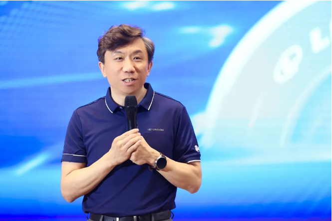 玲瓏輪胎副總裁于航結(jié)合會議主題介紹了他們即將實施的“四全三新”規(guī)劃。為幫助經(jīng)銷商在市場上取得突破，玲瓏輪胎將從產(chǎn)品、渠道、價值、品牌四個方面全面布局，注入新的銷售動力，不斷更新產(chǎn)品、渠道和能力，以企業(yè)實力推動銷售力的提升，進而提升企業(yè)整體實力，形成強大的廠商聯(lián)動服務(wù)市場的模式。