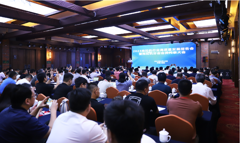 2023拖拉機(jī)行業(yè)高質(zhì)量發(fā)展報(bào)告會暨拖拉機(jī)分會會員代表大會在洛陽召開。本次會議由中國農(nóng)業(yè)機(jī)械工業(yè)協(xié)會主辦，吸引了200多位來自中國拖拉機(jī)行業(yè)的骨干企業(yè)、農(nóng)機(jī)及零部件企業(yè)代表參會。作為中國農(nóng)業(yè)胎領(lǐng)域的領(lǐng)先企業(yè)，玲瓏輪胎應(yīng)邀參與了此次盛會。