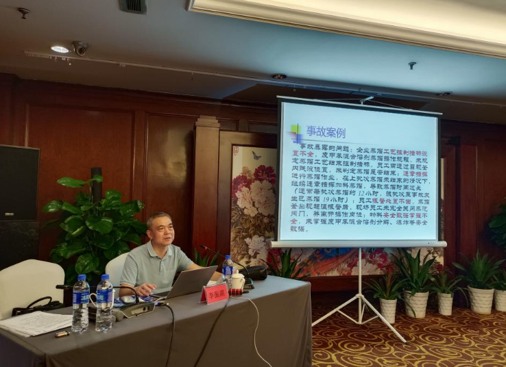市應急管理局李振湖二級調(diào)研員作了題為《吸取事故教訓，做好安全防范工作》的專題授課。他從近年來全國發(fā)生的典型安全事故案例入手，生動地講解了企業(yè)如何落實安全責任，并重點解讀了今年市應急管理局的幾項安全行動。參訓人員通過他的講解，進一步了解到安全生產(chǎn)的重要性和嚴峻性，切實承擔起責任，做好“防風險、保安全、迎亞運”等各項工作。